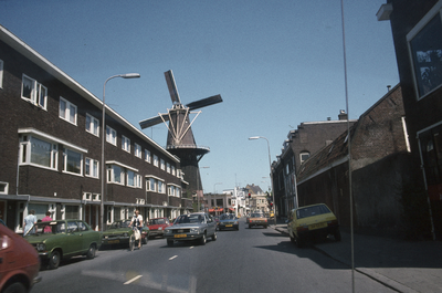 117605 Gezicht in de Adelaarstraat te Utrecht, met op de achtergrond de molen Rijn en Zon (Adelaarstraat 30).